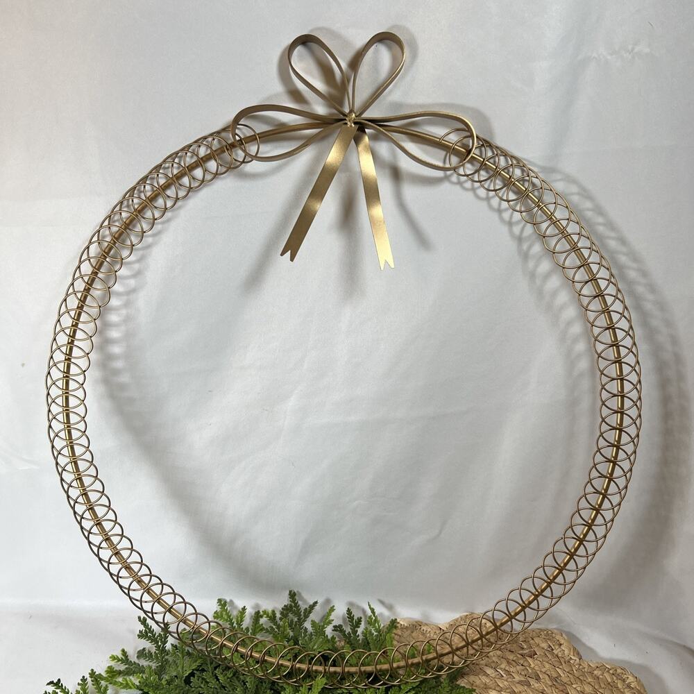Vintage Large 18” Gold Wreath w/ Bow Holiday Card Holder Metal Wreath Christmas